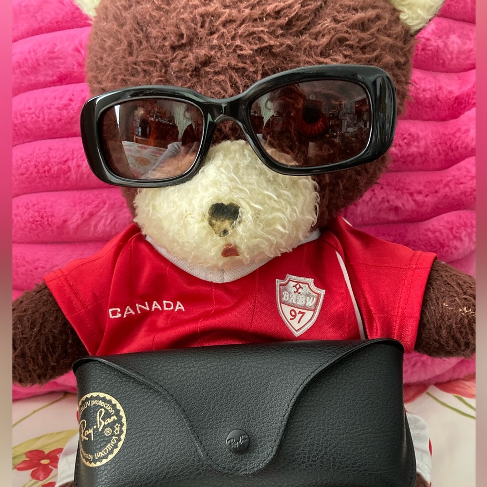 Ray-Ban Women’s Black Sunglasses 😎